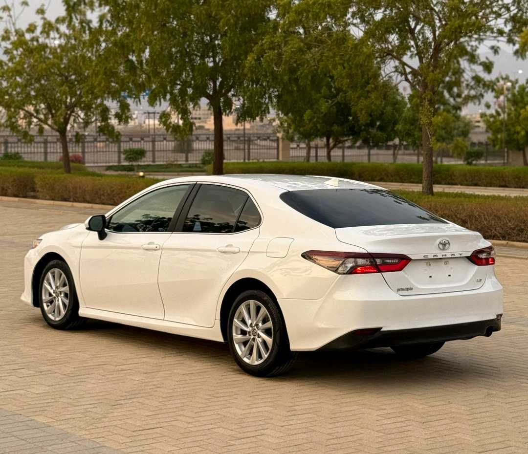 Car Image 2021 TOYOTA CAMRY LE