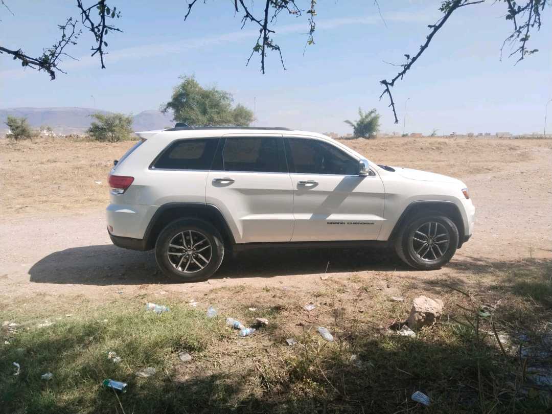 Car Image 2018 JEEP GRAND CHEROKEE 