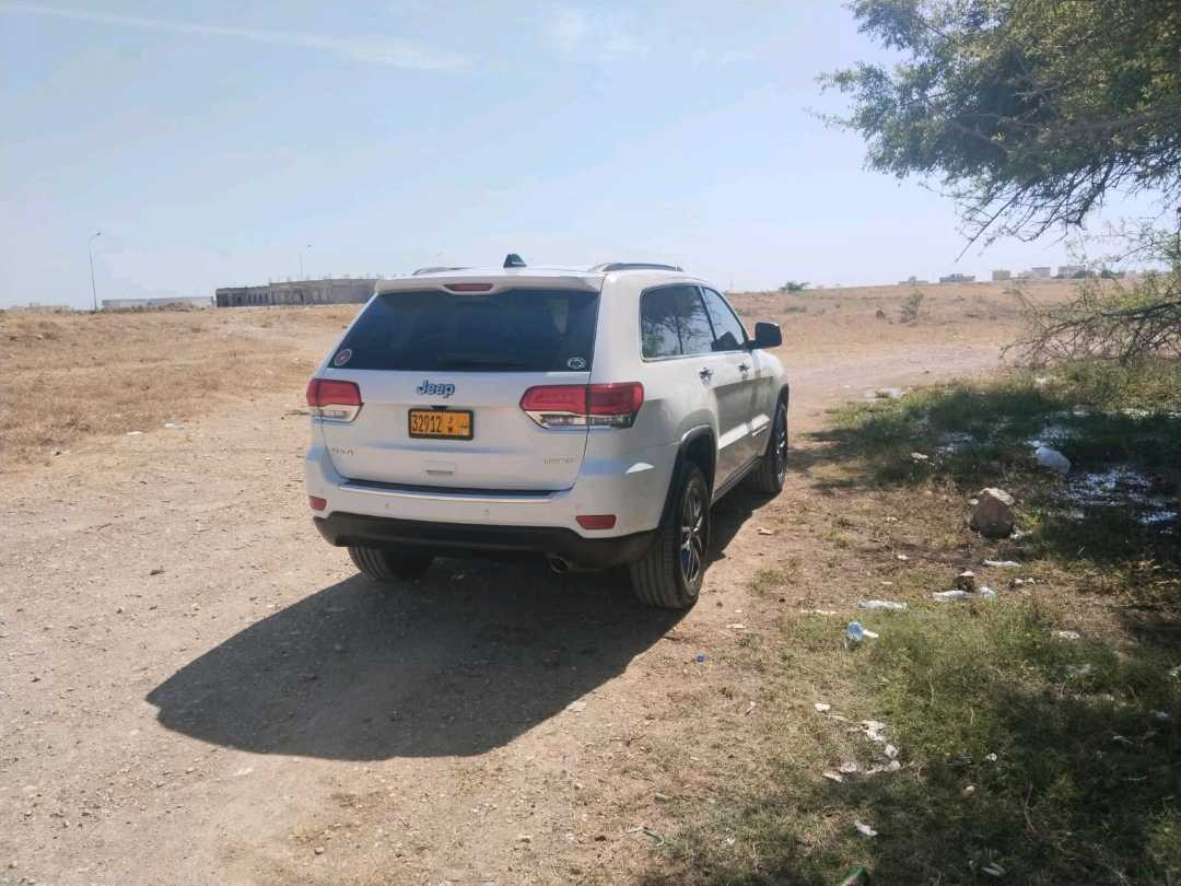 Car Image 2018 JEEP GRAND CHEROKEE 