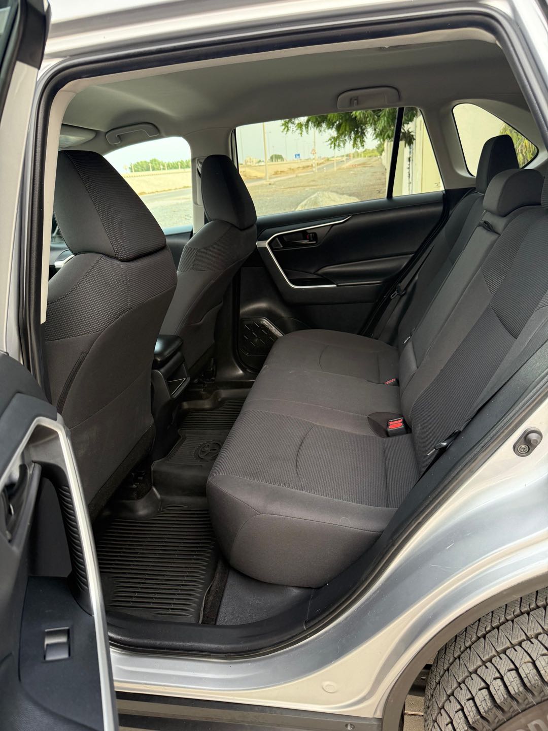 Car Image 2019 TOYOTA RAV4 LE