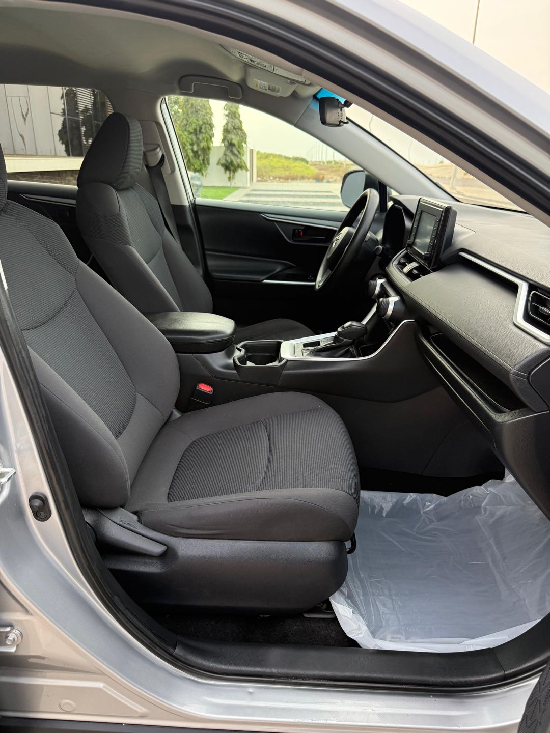 Car Image 2019 TOYOTA RAV4 LE