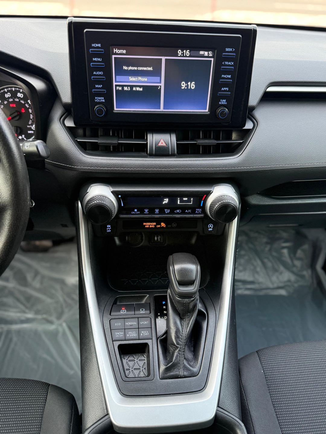 Car Image 2019 TOYOTA RAV4 LE