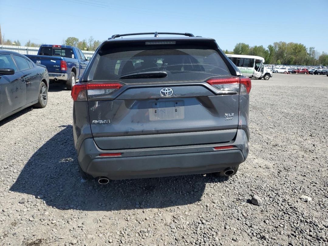 Car Image 2018 TOYOTA RAV4