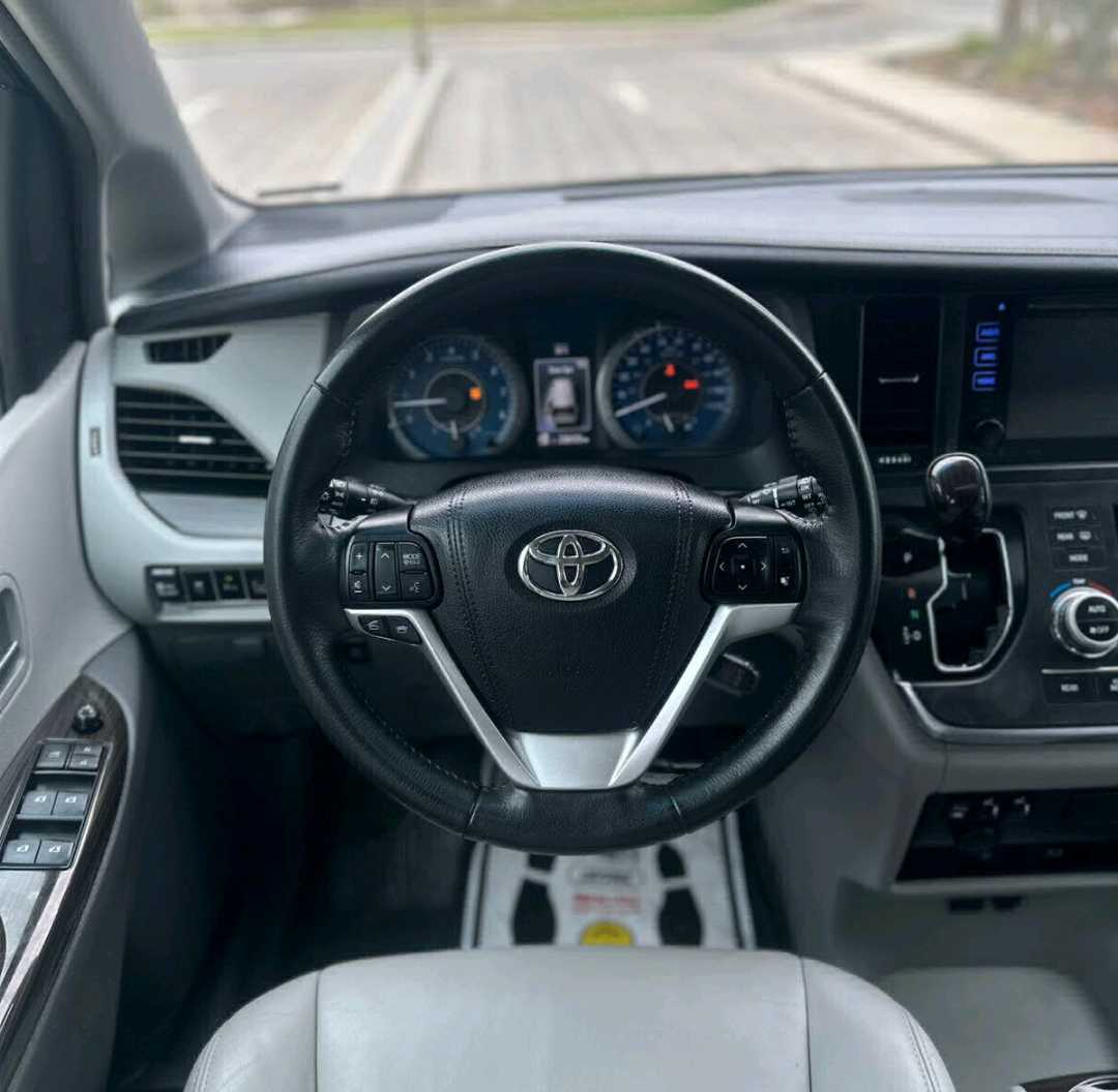 Car Image 2017 TOYOTA SIENNA 