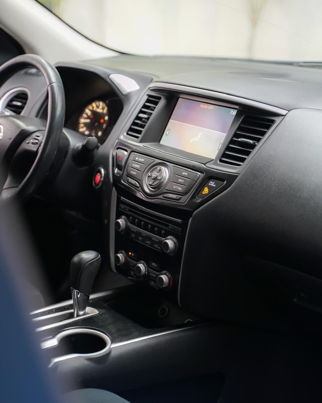 Car Image 2017 NISSAN PATHFINDER SV