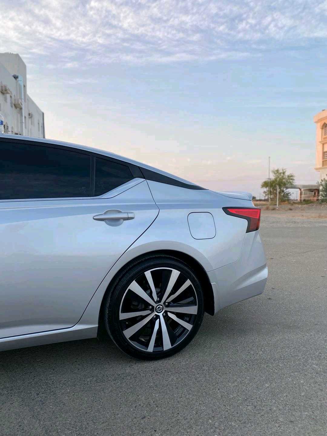 Car Image 2019 NISSAN ALTIMA SR