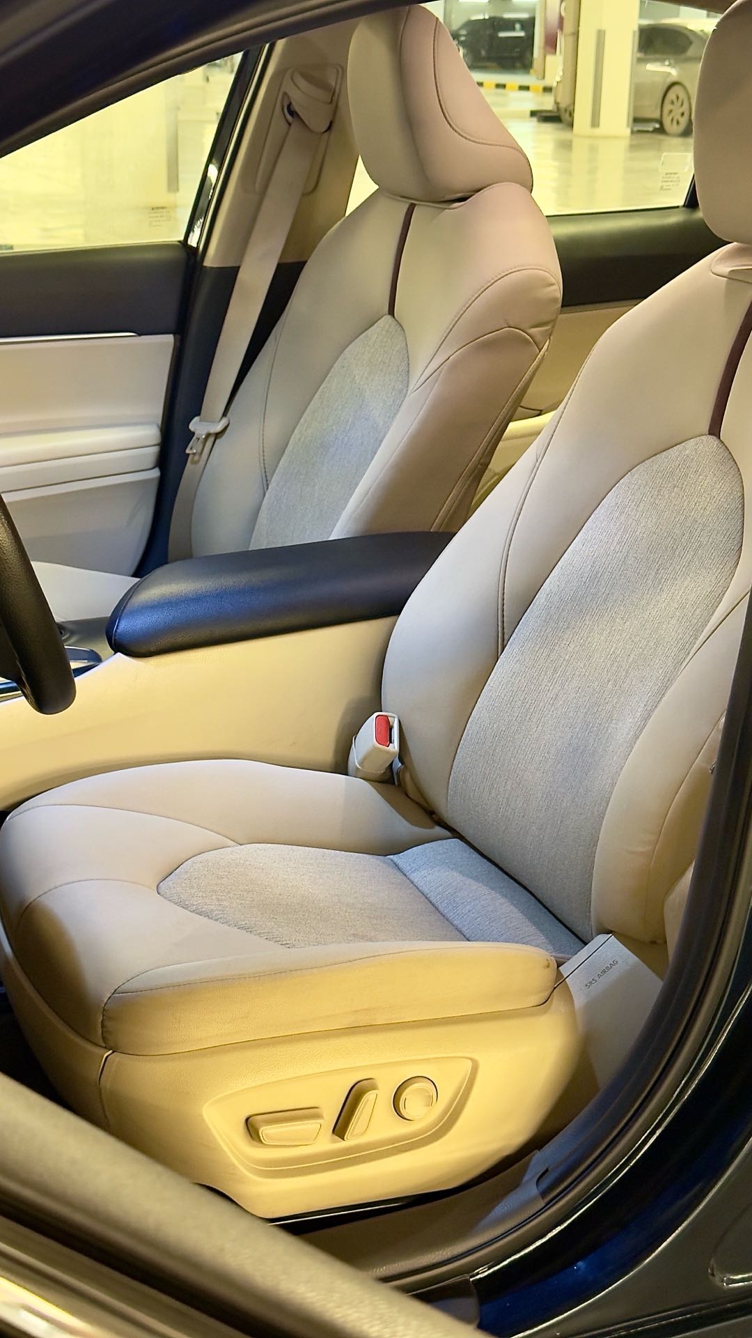 Car Image 2020 TOYOTA CAMRY LE