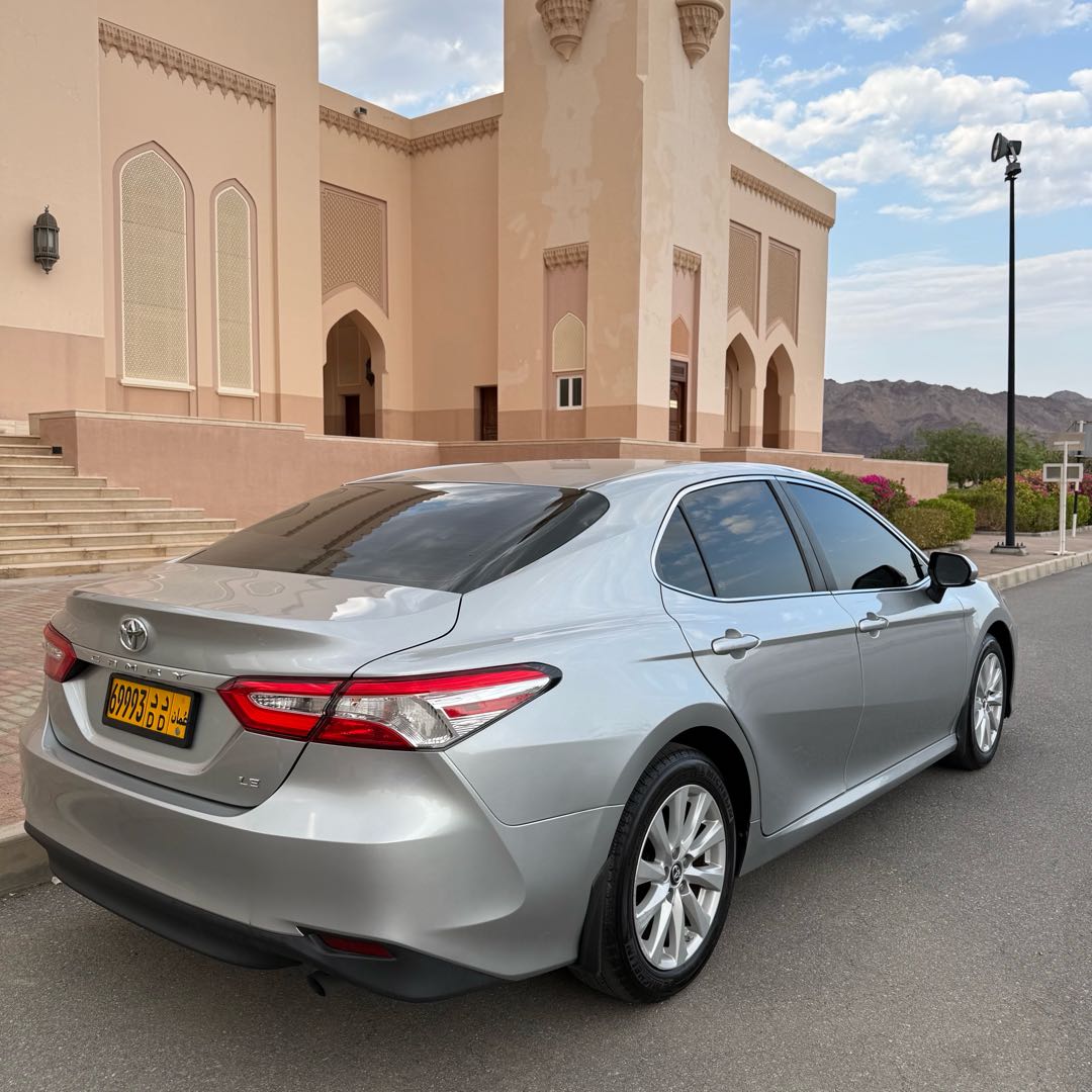 Car Image 2018 TOYOTA CAMRY LE