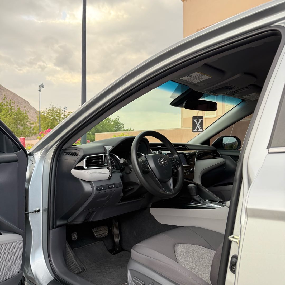 Car Image 2018 TOYOTA CAMRY LE