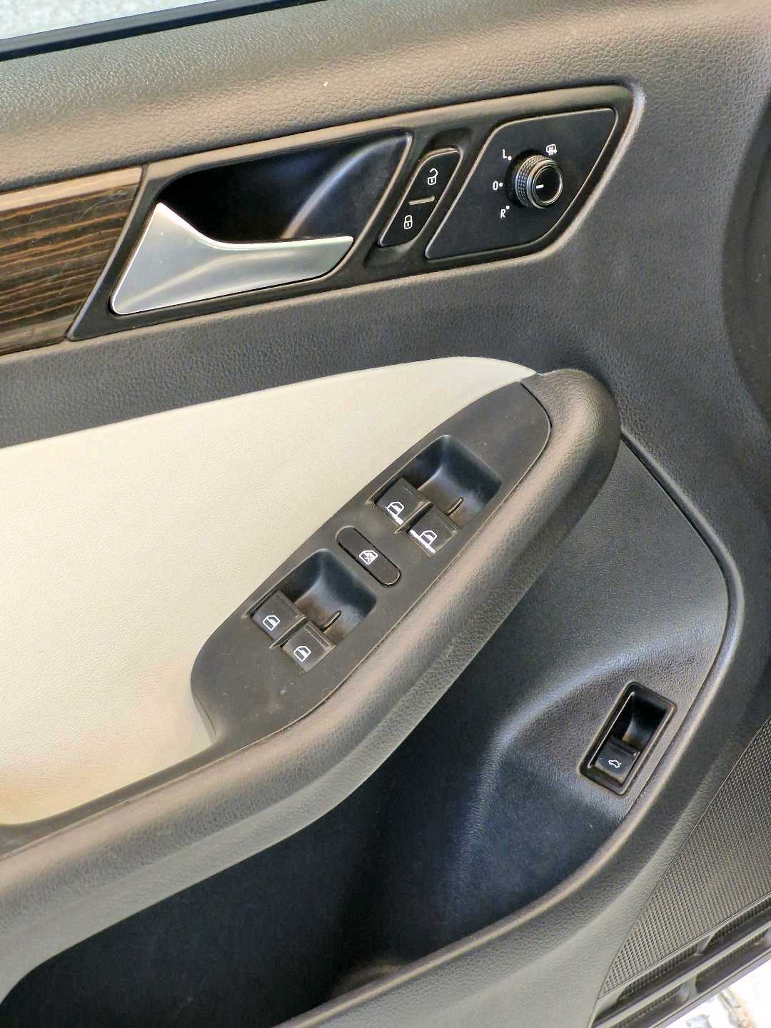Car Image 2016 VOLKSWAGEN JETTA 