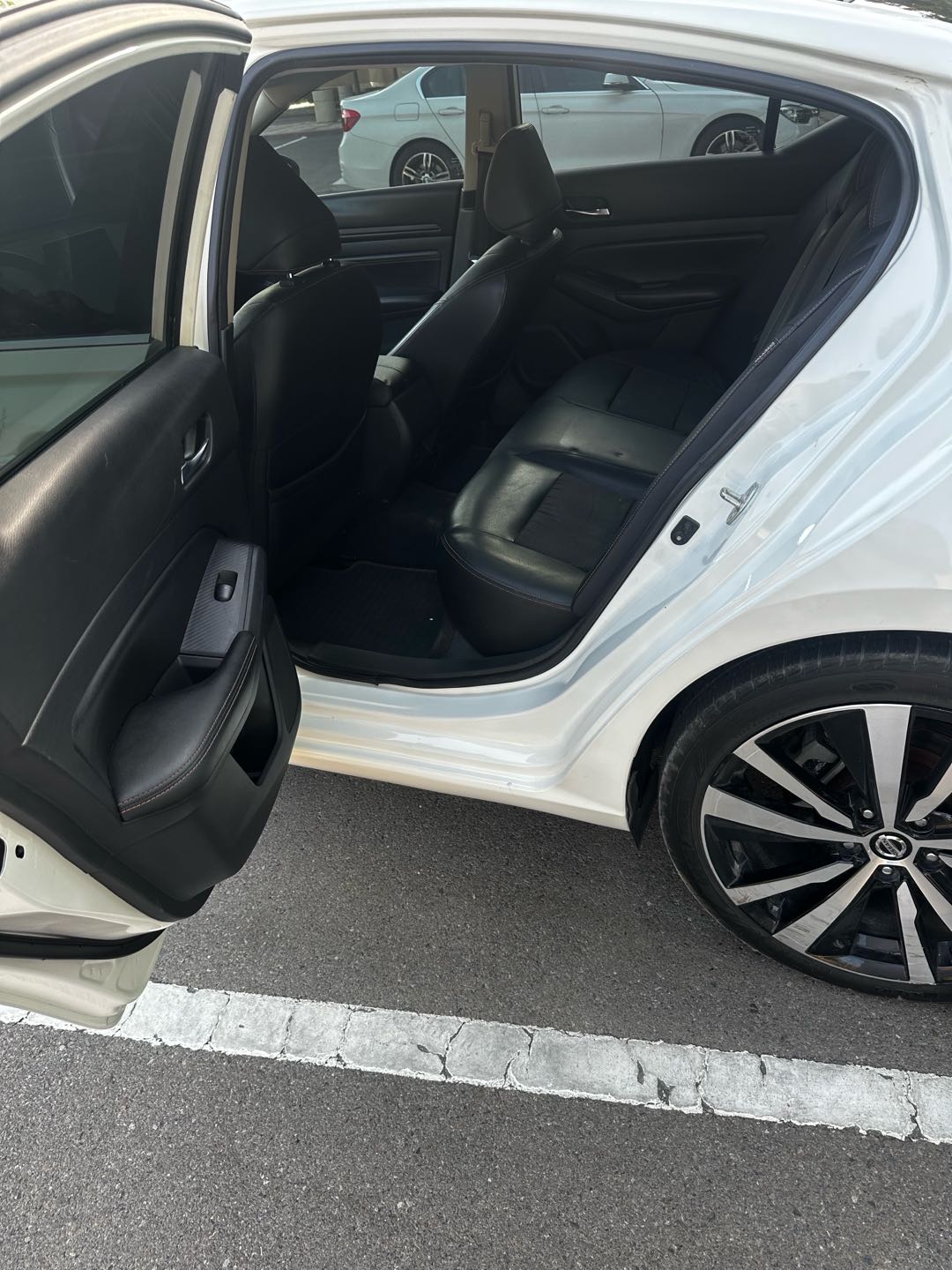 Car Image 2019 NISSAN ALTIMA SR
