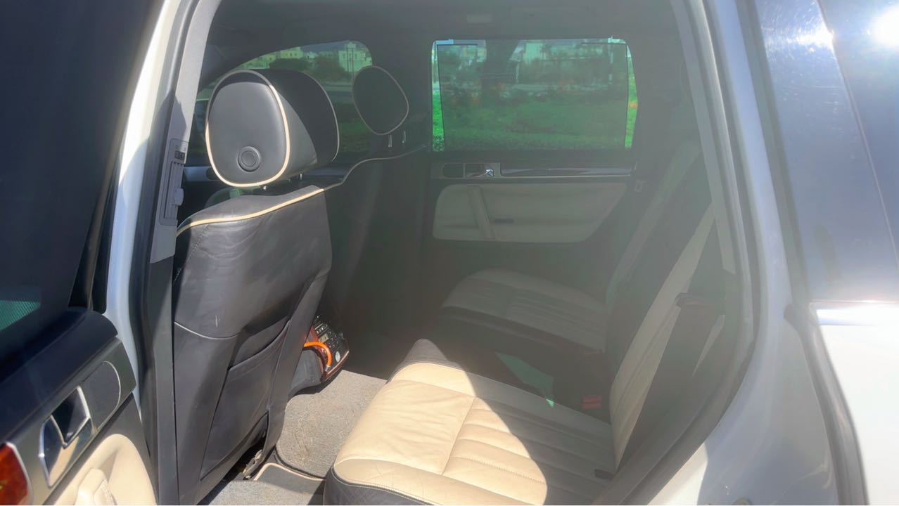 Car Image 2010 VOLKSWAGEN TOUAREG 