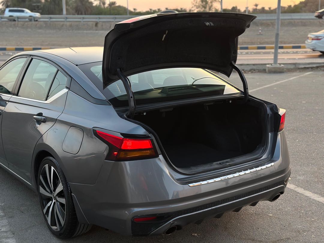 Car Image 2019 NISSAN ALTIMA SR