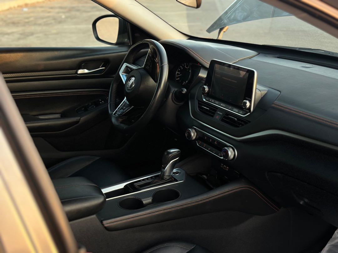 Car Image 2019 NISSAN ALTIMA SR