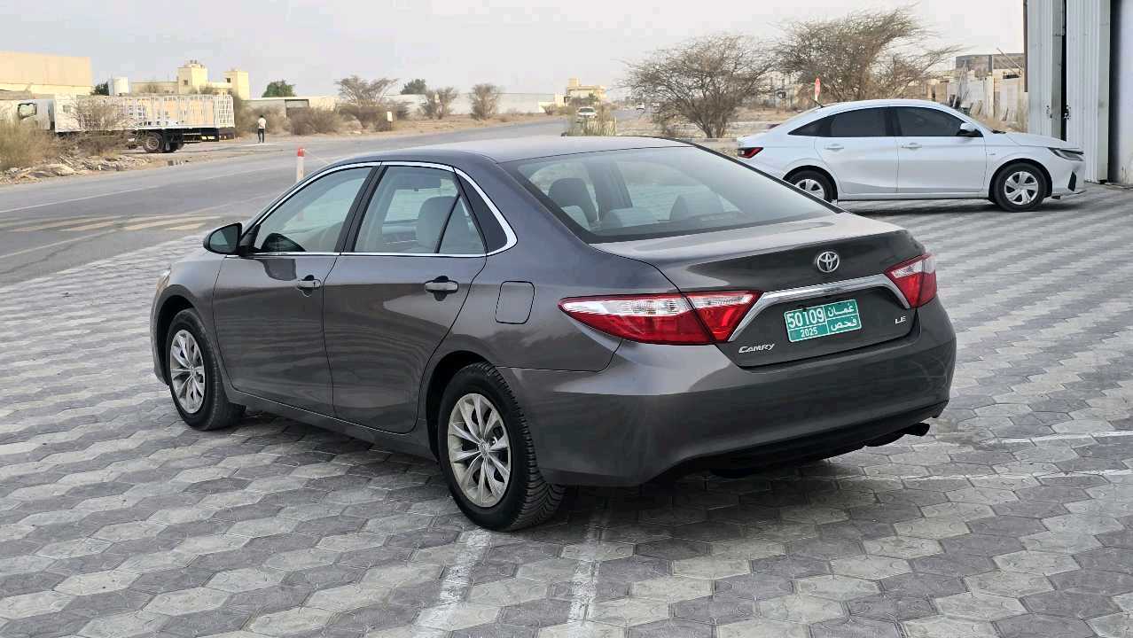 Car Image 2017 TOYOTA CAMRY LE