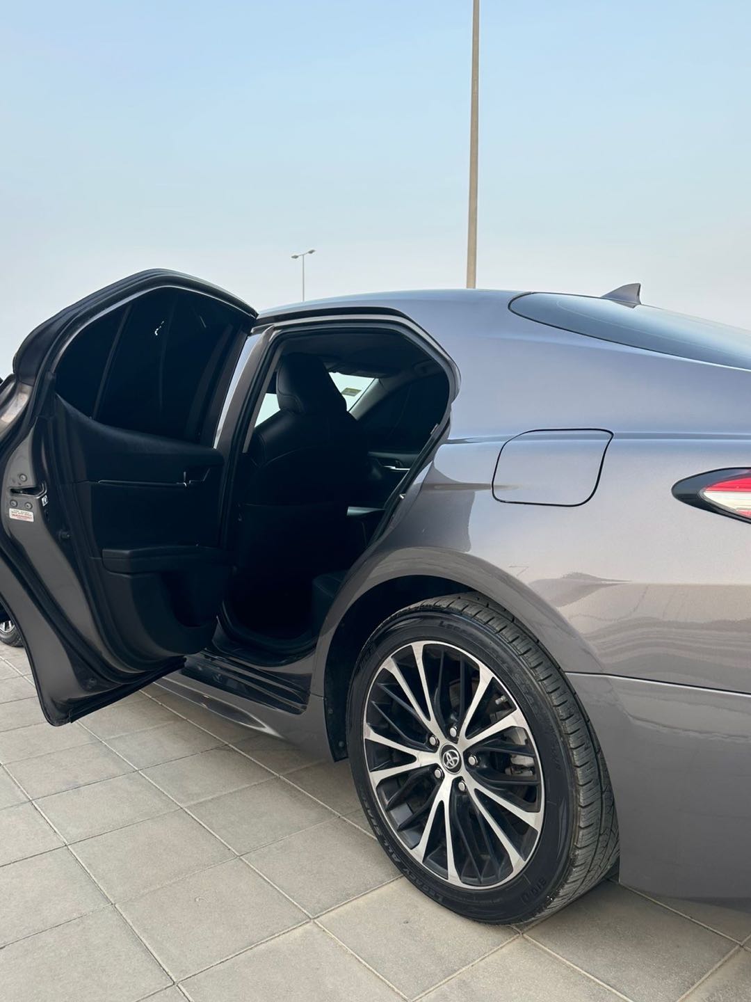 Car Image 2019 TOYOTA CAMRY SE