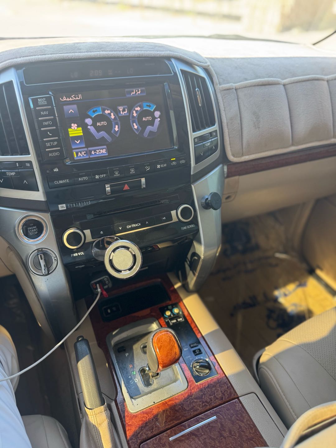 Car Image 2012 TOYOTA LAND CRUISER VX.R