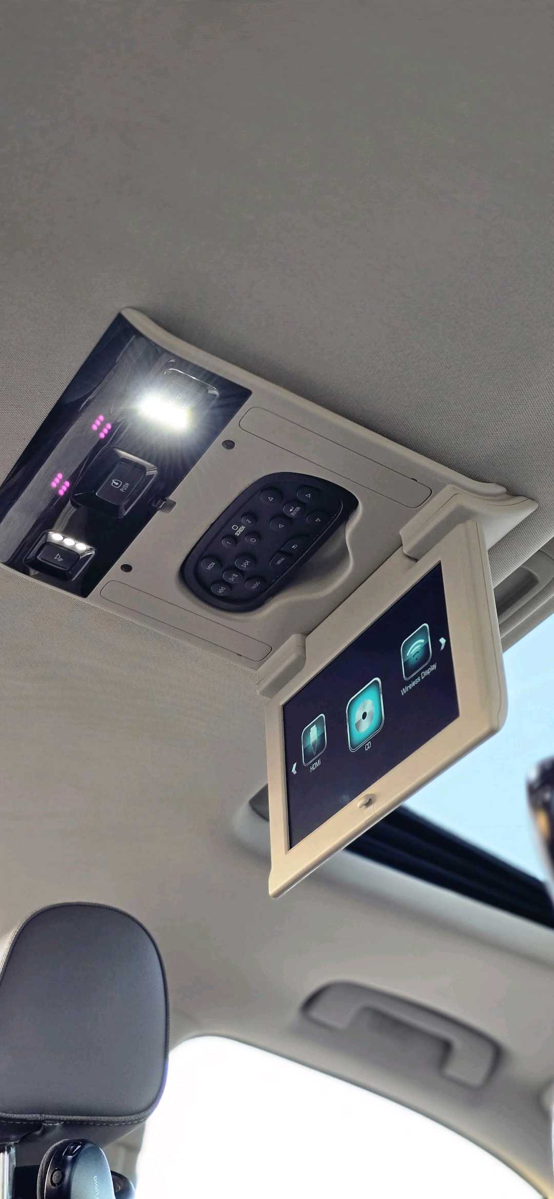 Car Image 2018 GMC YUKON XL Denali