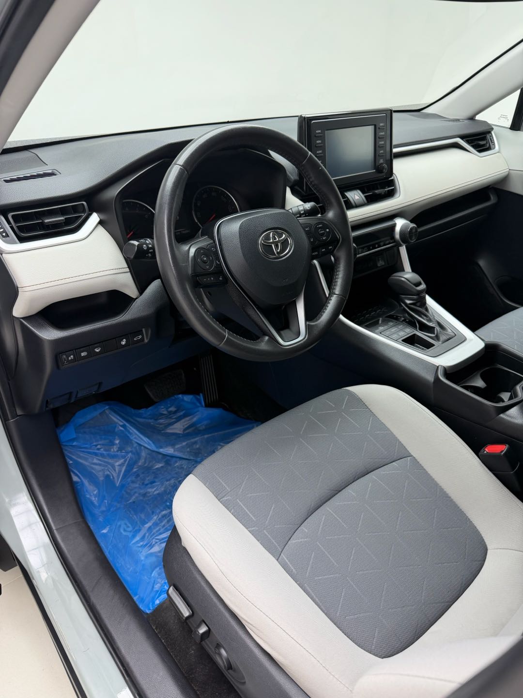 Car Image 2019 TOYOTA RAV4 XLE