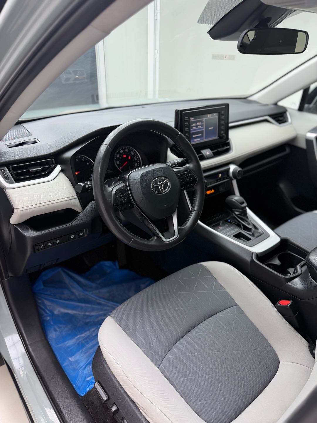 Car Image 2019 TOYOTA RAV4 XLE