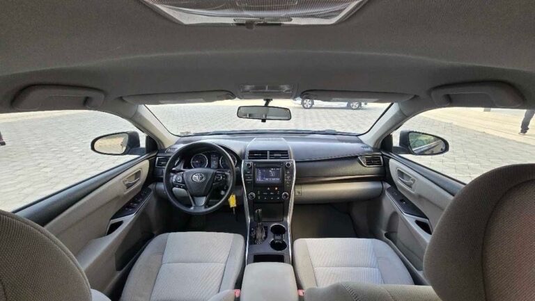 Car Image 2017 TOYOTA CAMRY LE