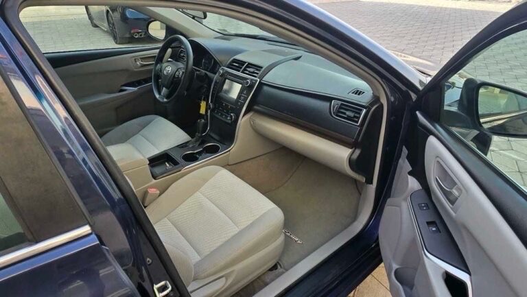 Car Image 2017 TOYOTA CAMRY LE