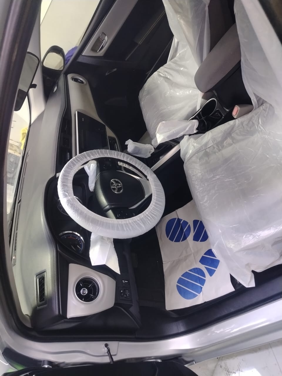 Car Image 2017 TOYOTA COROLLA LE