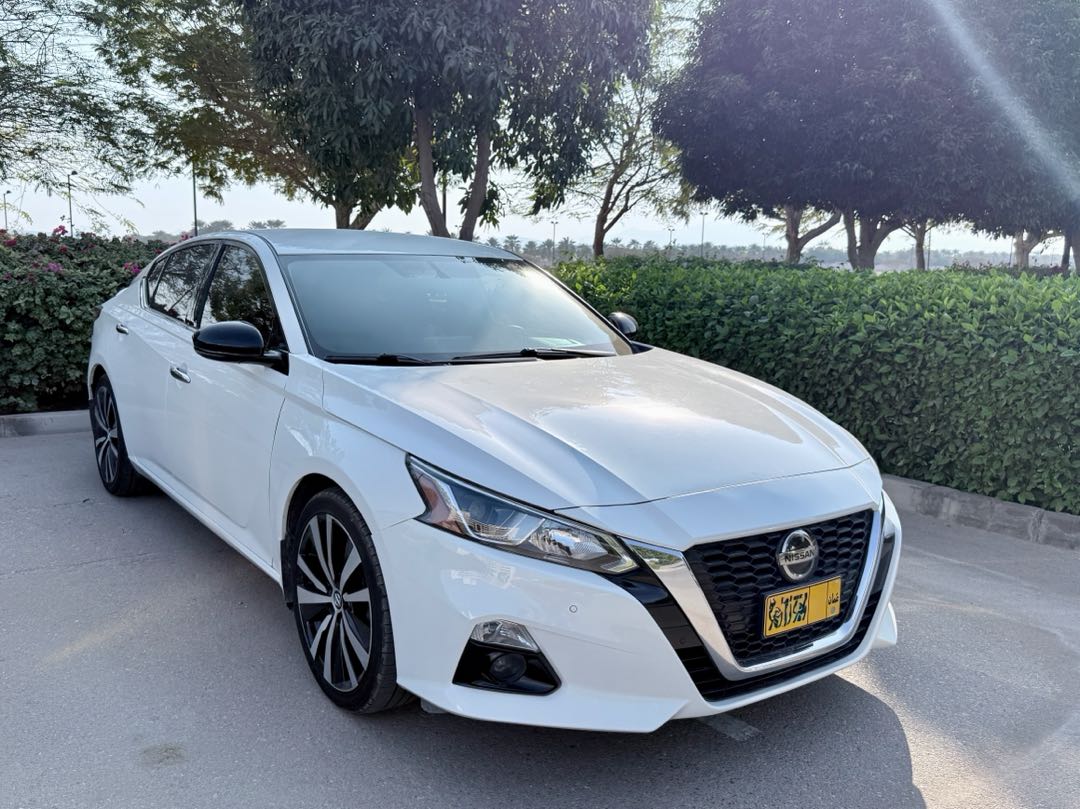 Car Image 2020 NISSAN ALTIMA SR
