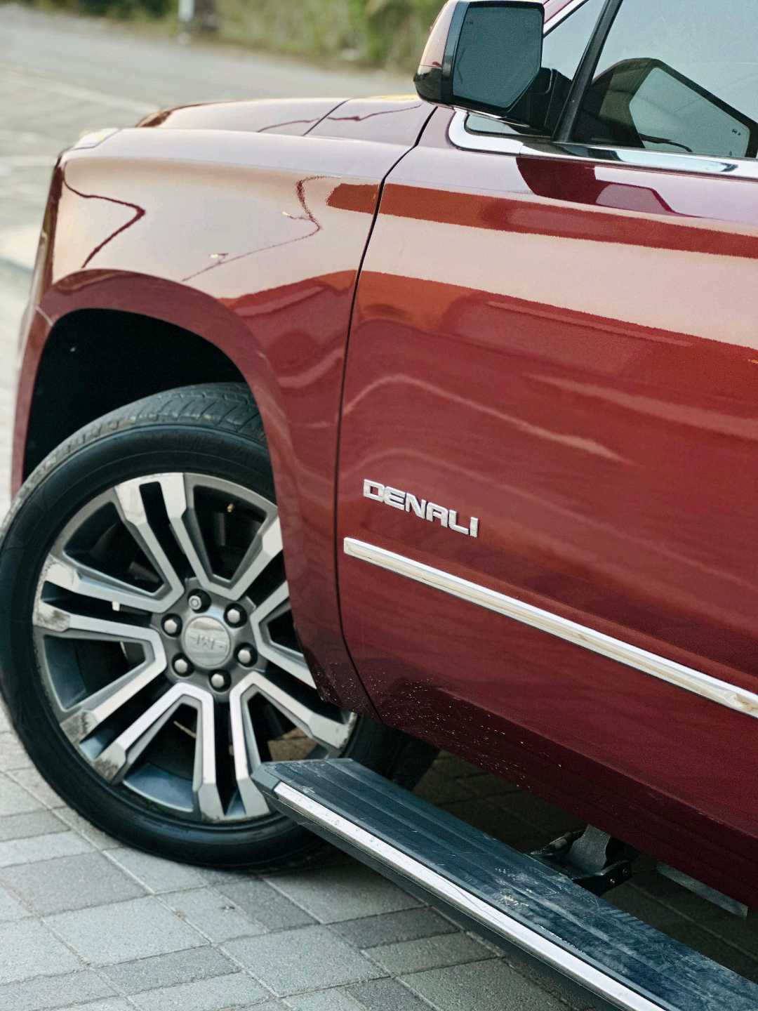 Car Image 2018 GMC YUKON XL Denali