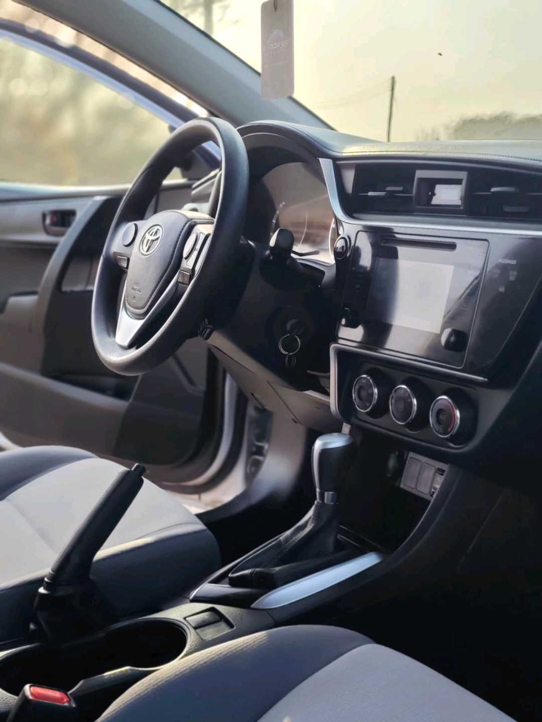 Car Image 2017 TOYOTA COROLLA LE