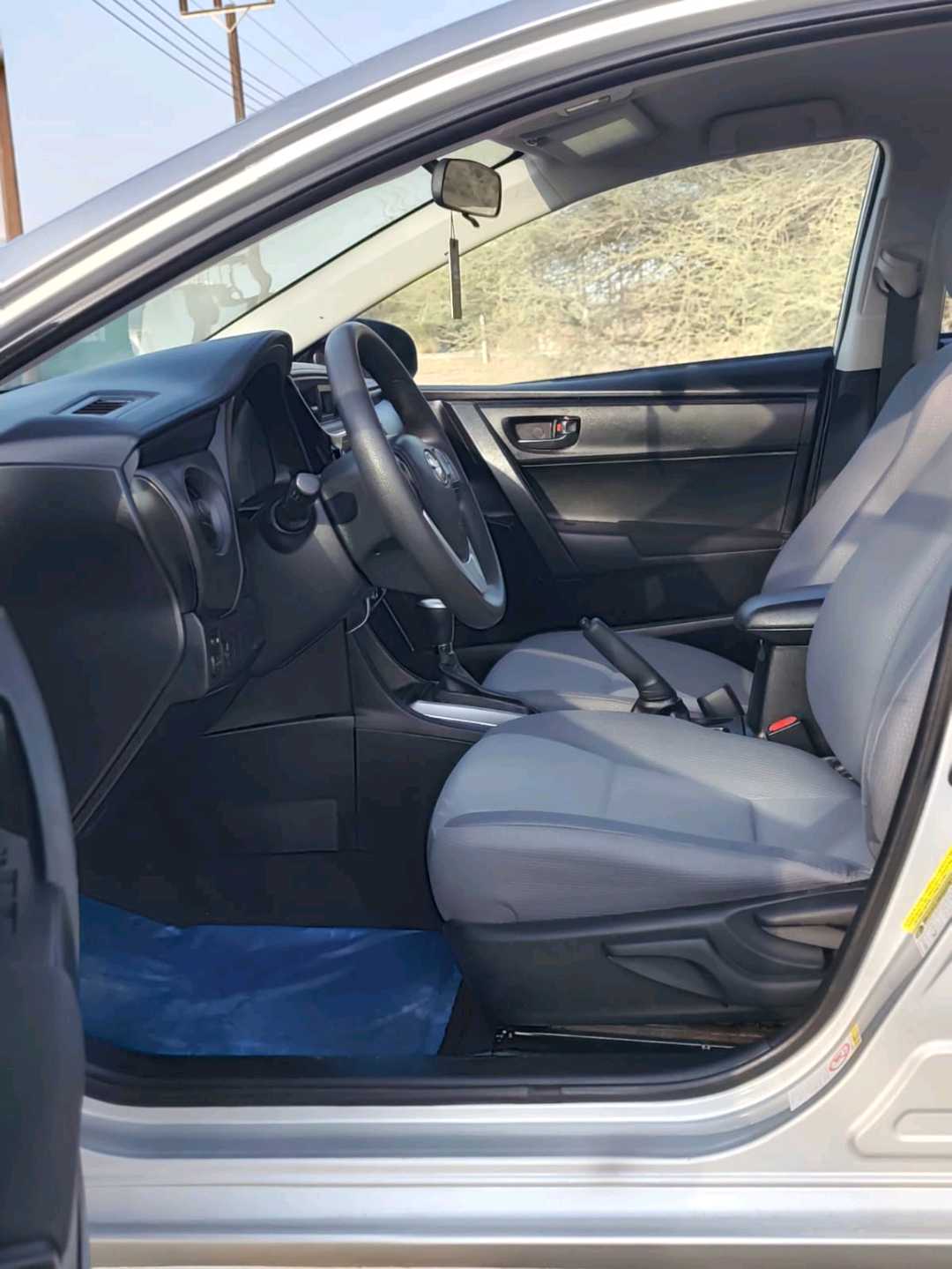 Car Image 2017 TOYOTA COROLLA LE
