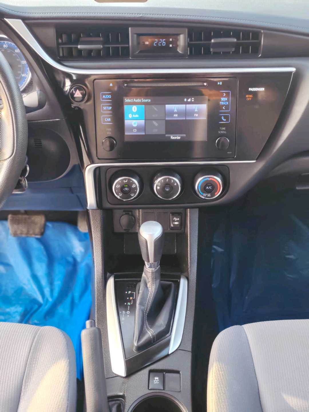 Car Image 2017 TOYOTA COROLLA LE