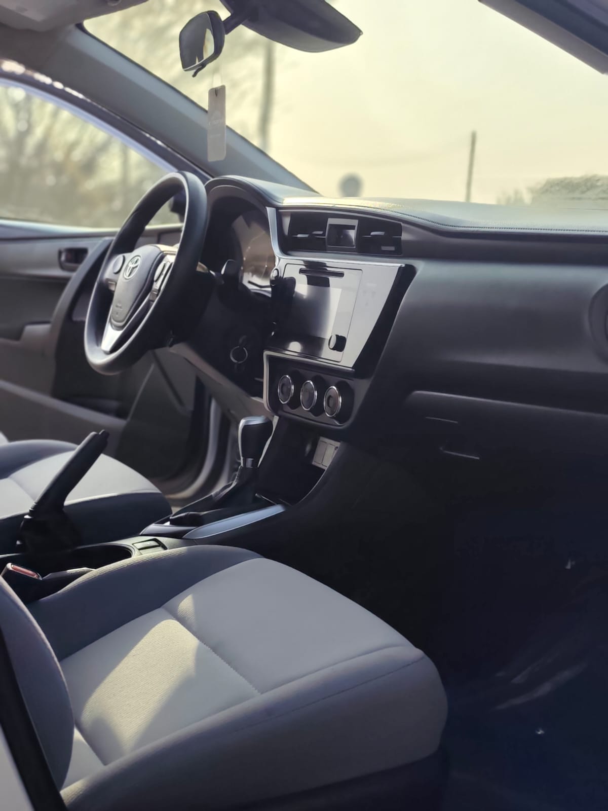 Car Image 2017 TOYOTA COROLLA LE
