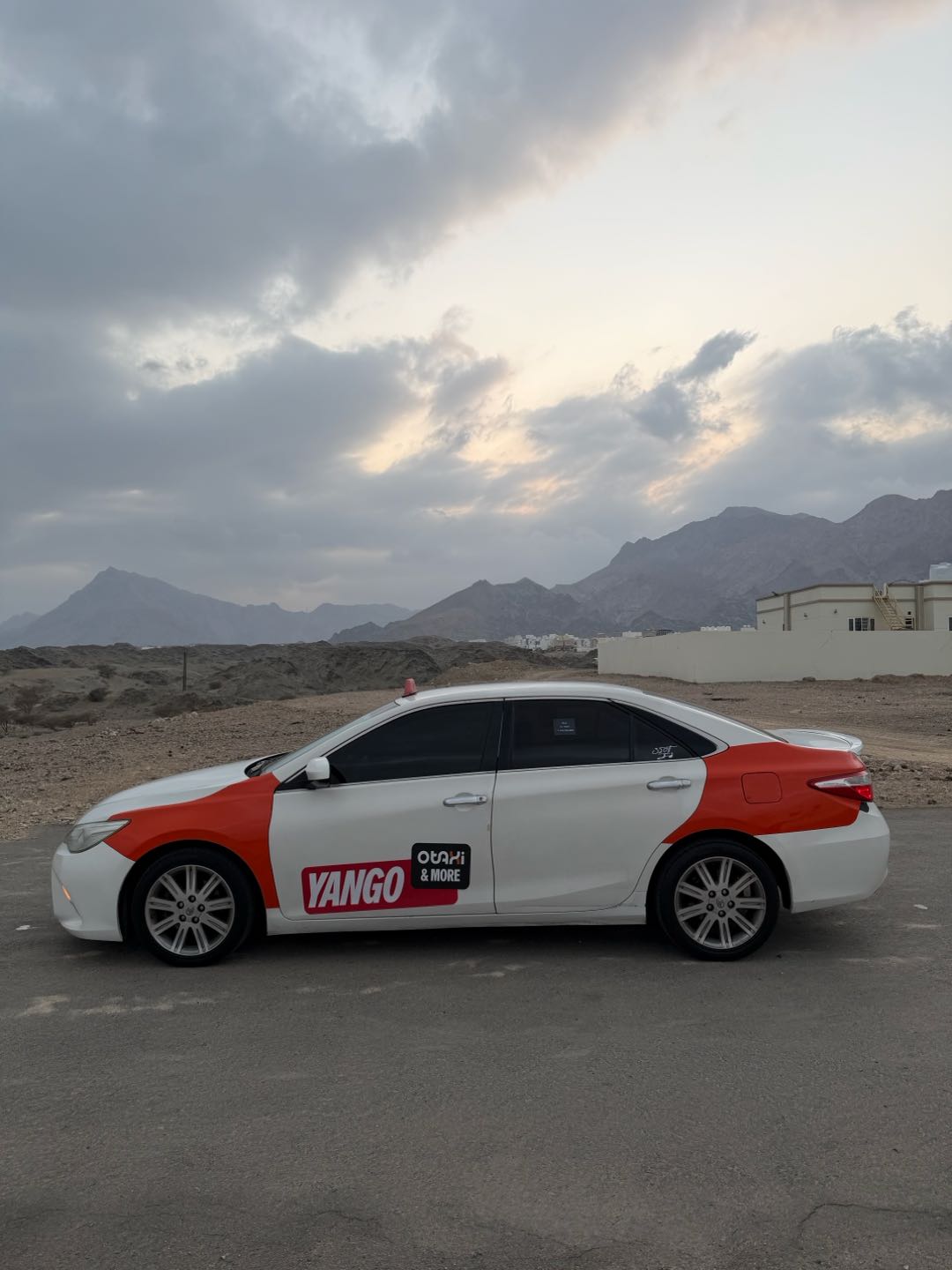 Car Image 2017 TOYOTA CAMRY GLE