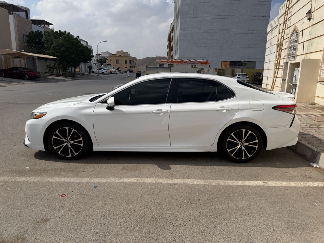 Car Image 2019 TOYOTA CAMRY SE