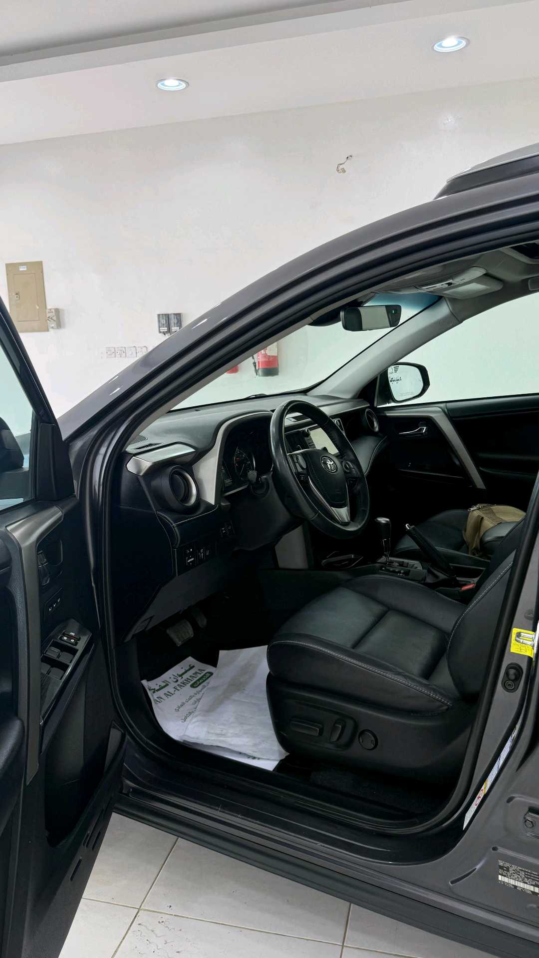 Car Image 2018 TOYOTA RAV4 LIMITED