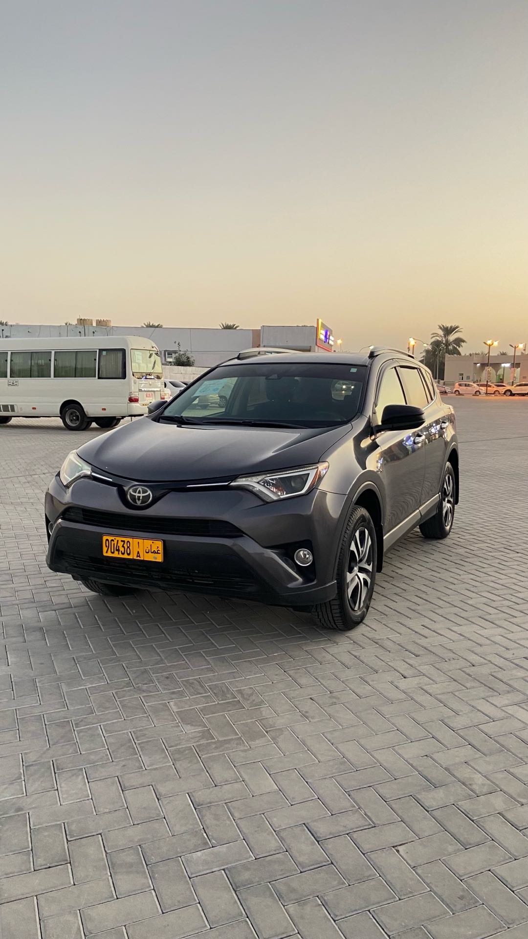 Car Image 2018 TOYOTA RAV4 SE