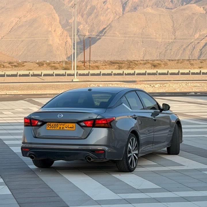 Car Image 2019 NISSAN ALTIMA SR