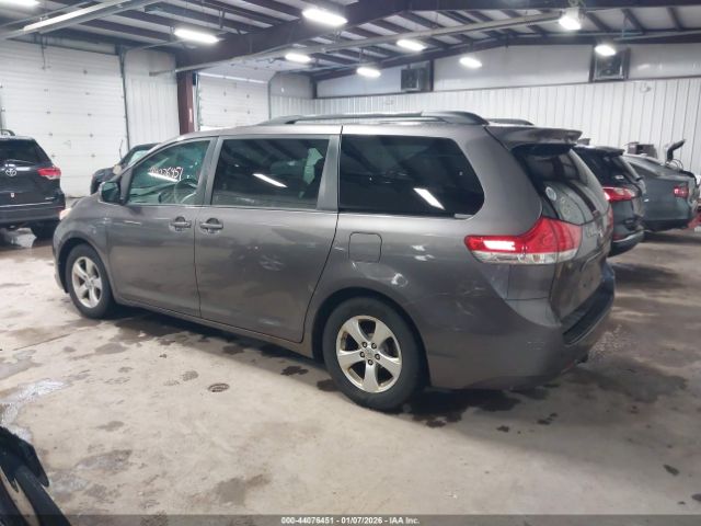 Car Image 2011 TOYOTA SIENNA