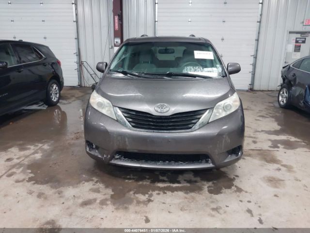 Car Image 2011 TOYOTA SIENNA