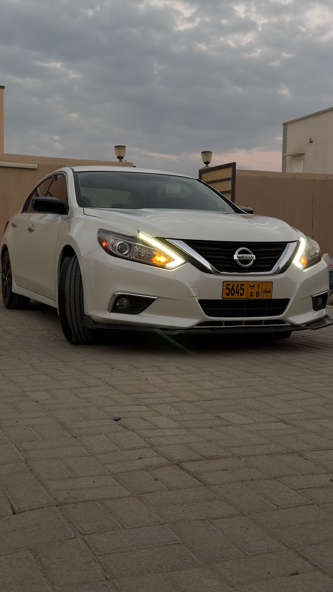 Car Image 2018 NISSAN ALTIMA SR
