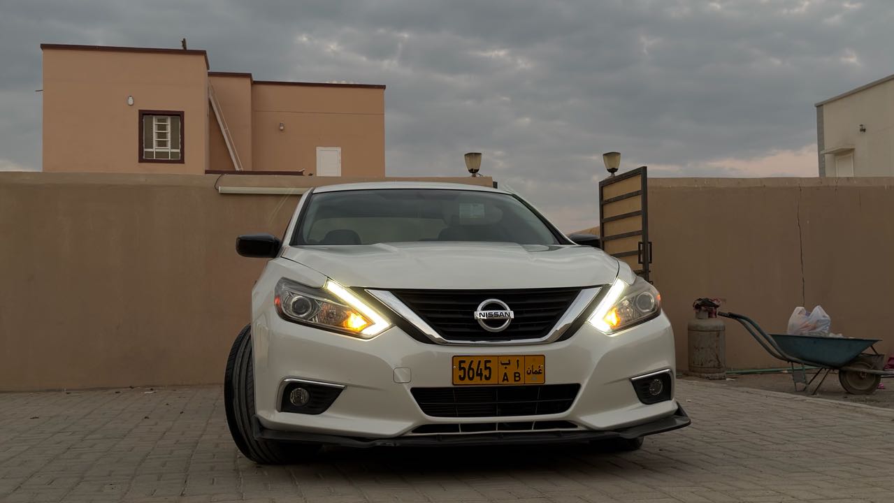 Car Image 2018 NISSAN ALTIMA SR