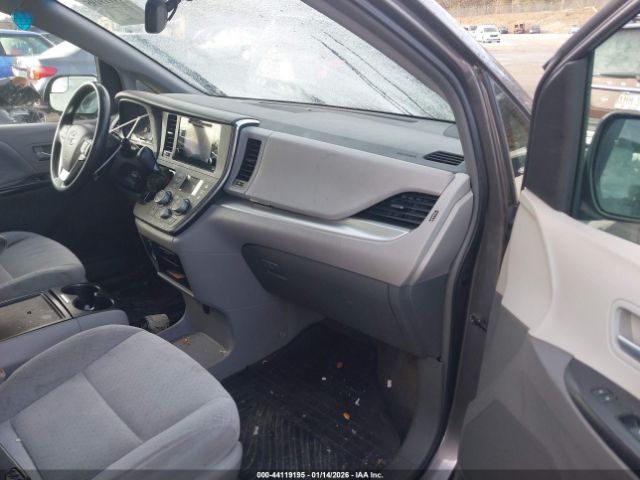 Car Image 2015 TOYOTA SIENNA