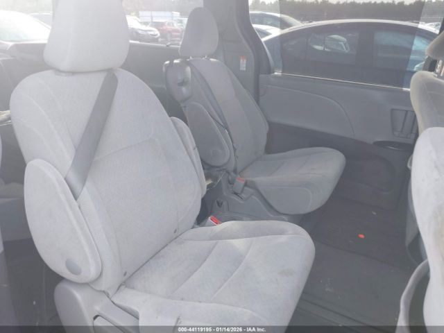 Car Image 2015 TOYOTA SIENNA