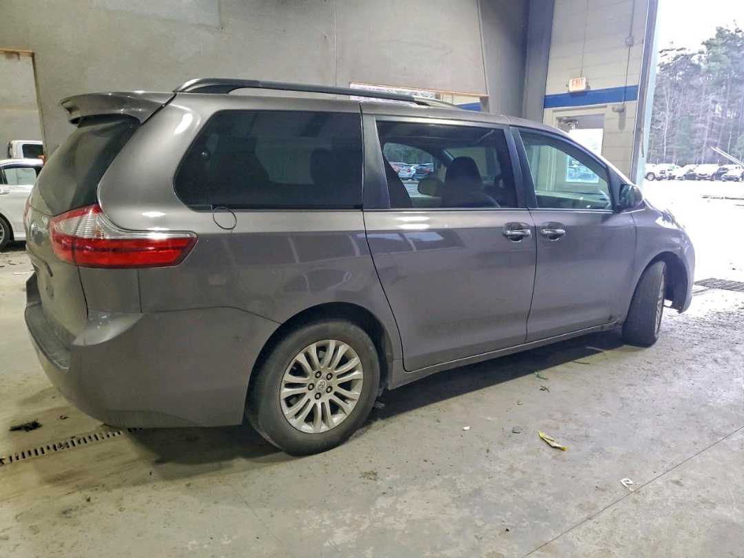 Car Image 2015 TOYOTA SIENNA