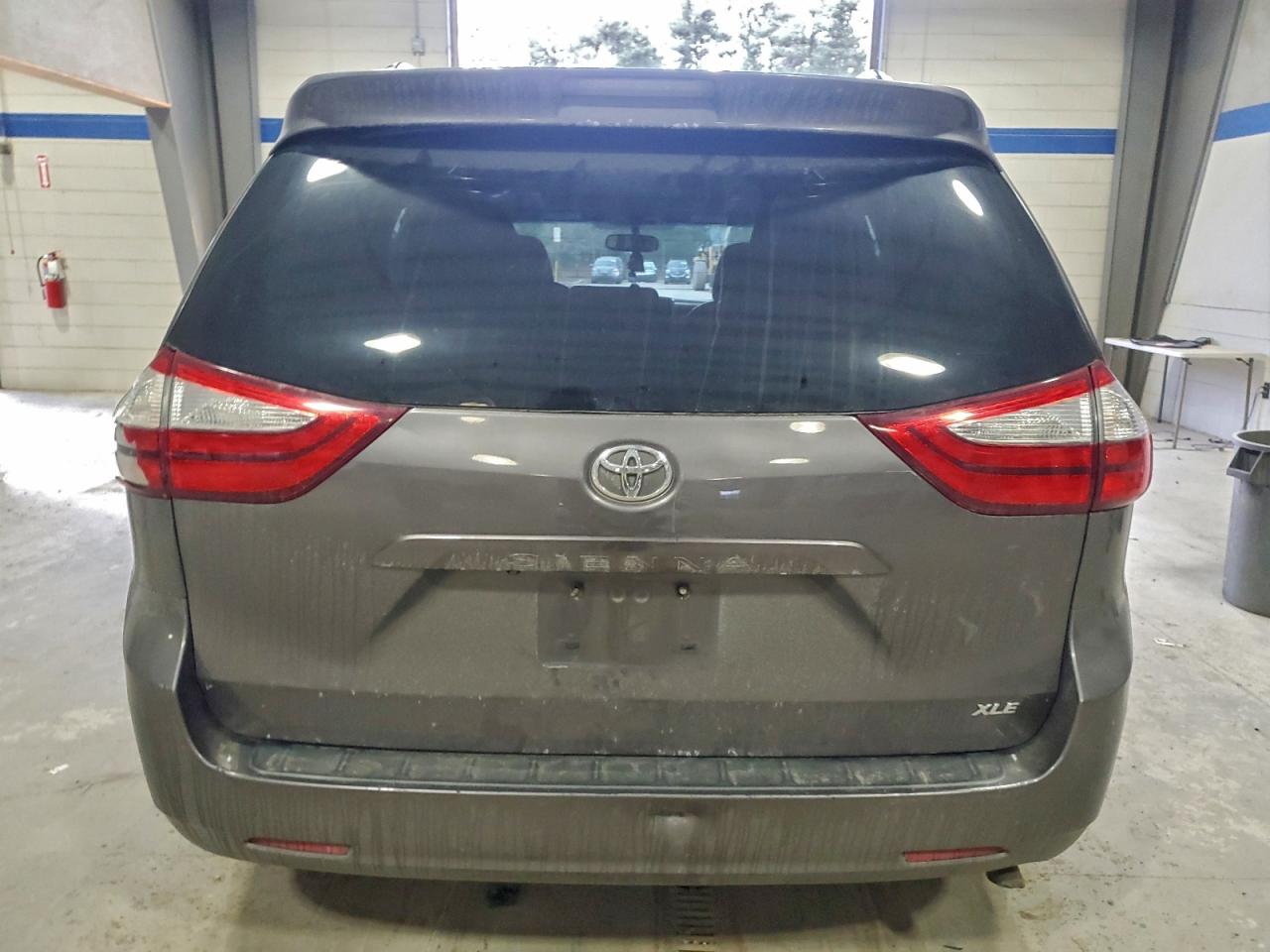 Car Image 2015 TOYOTA SIENNA