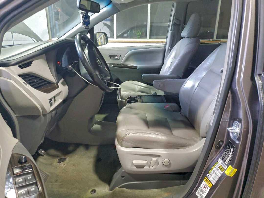 Car Image 2015 TOYOTA SIENNA
