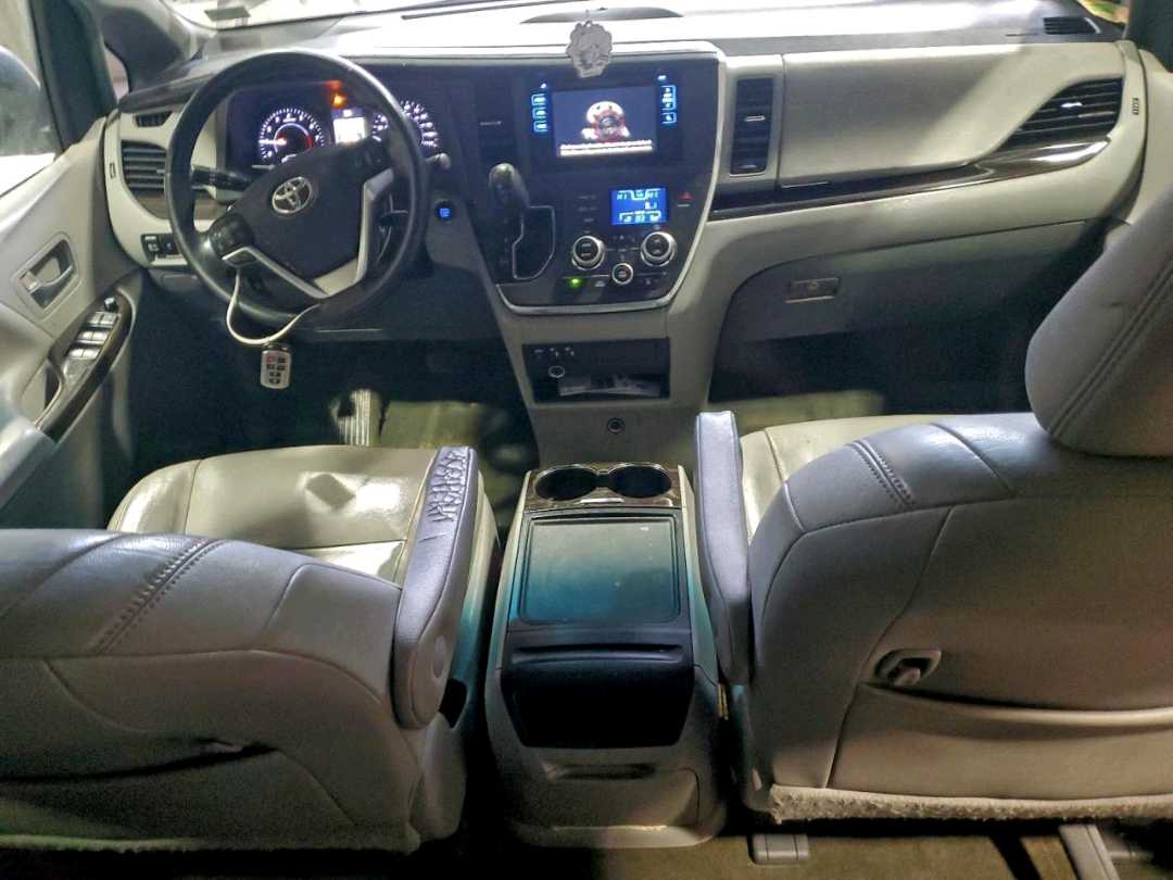 Car Image 2015 TOYOTA SIENNA