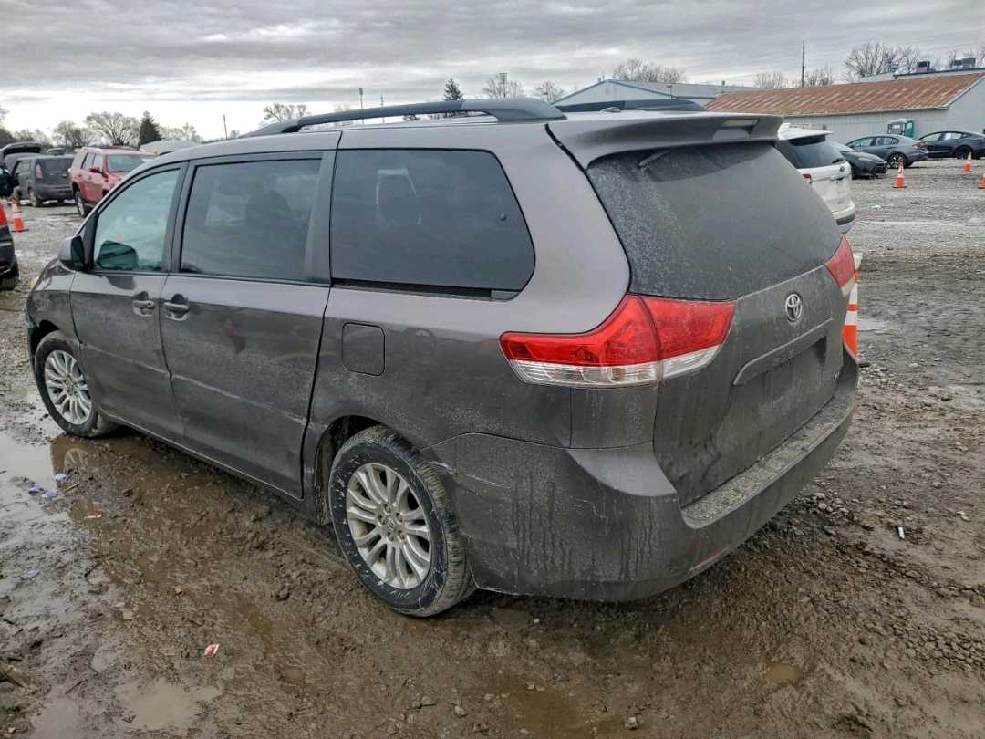 Car Image 2012 TOYOTA SIENNA