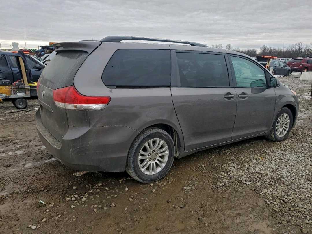 Car Image 2012 TOYOTA SIENNA